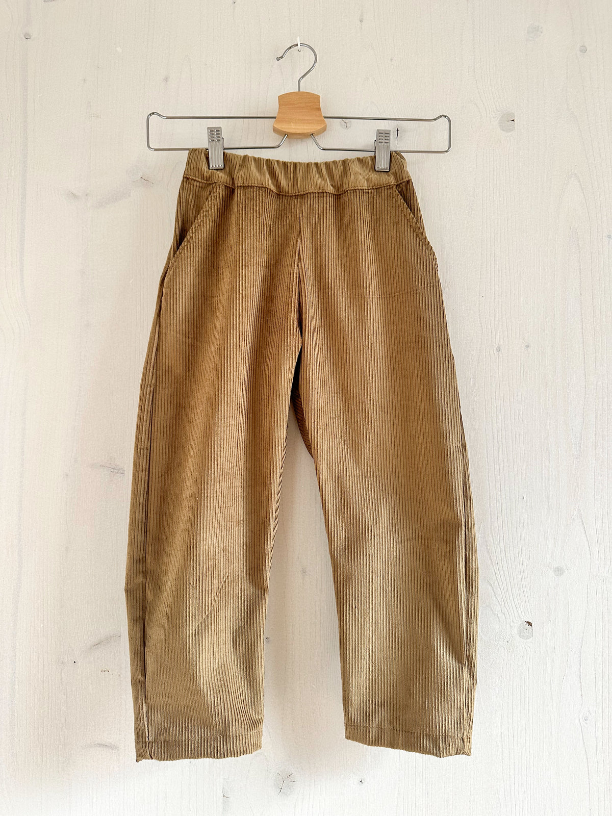 Pantalon en velours côtelé tons naturels