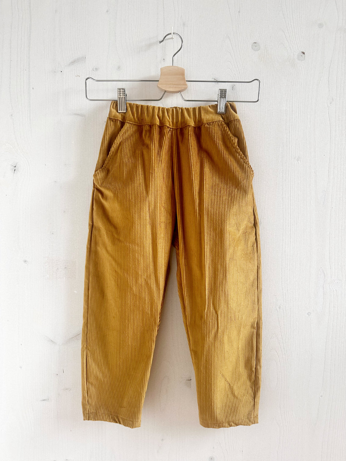 Pantalon en velours côtelé tons naturels
